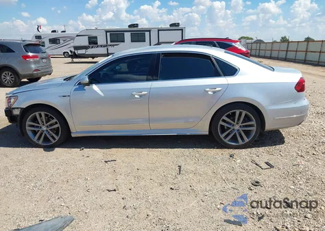 2017 Volkswagen Passat 1.8T R-Line из США, поврежденный, VIN 1VWDT7A39HC044449